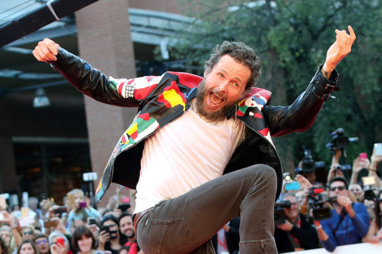 Jova Beach Party: musica, spiaggia e ambiente