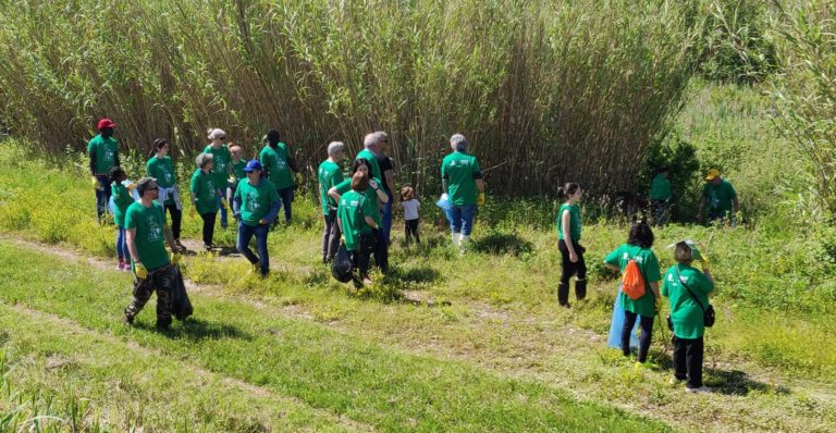 Una tonnellata di rifiuti liberati sugli argini dell’Elsa