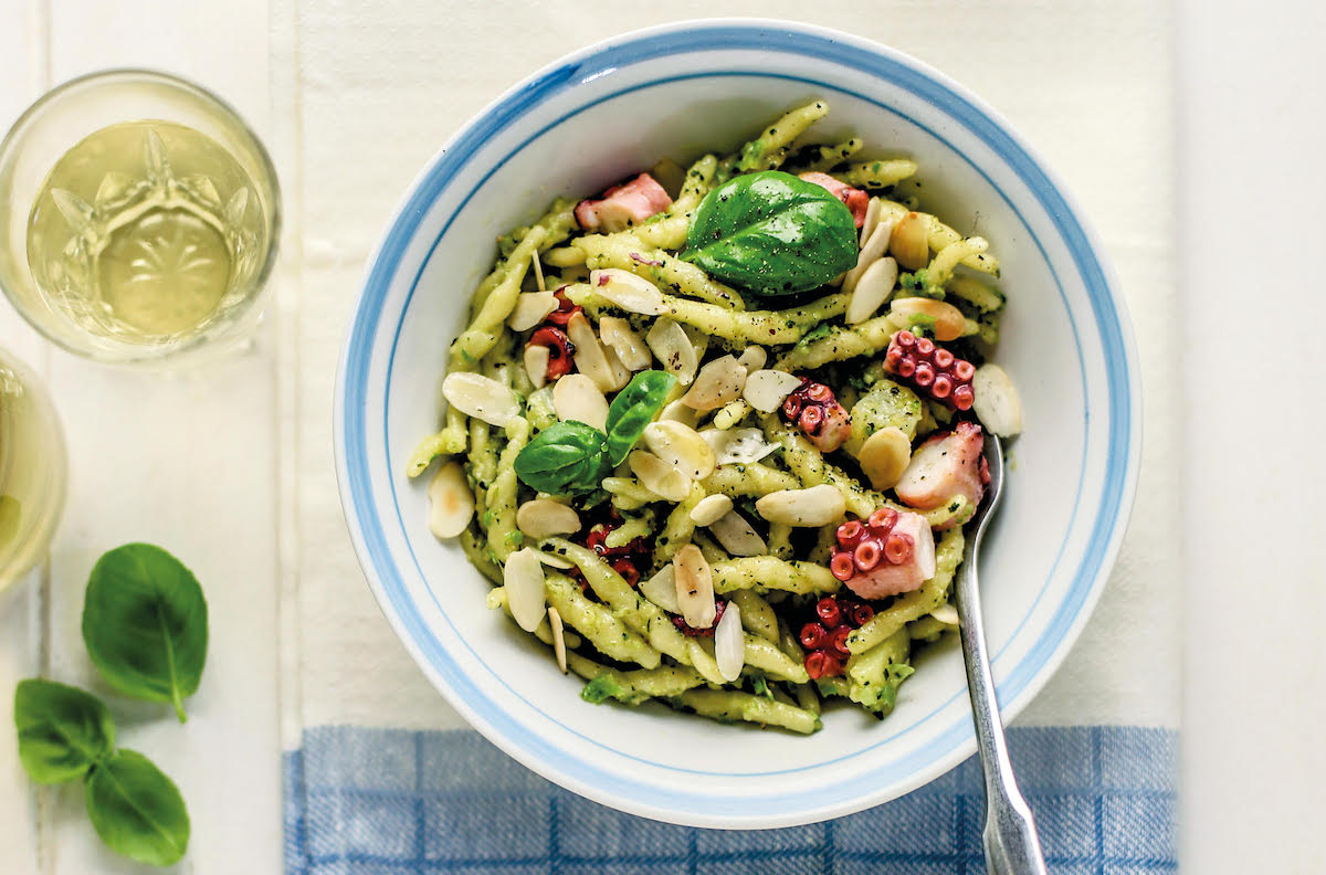 Trofie con patate, polpo, pesto di fagiolini e basilico ...