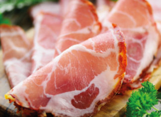 Rotolini di coppa con formaggio morbido, senape e prezzemolo Rotolini di coppa con formaggio morbido, senape e prezzemolo