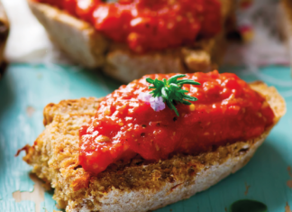 Crostini al pomodoro con Grana Padano Crostino al pomodoro con Grana Padano