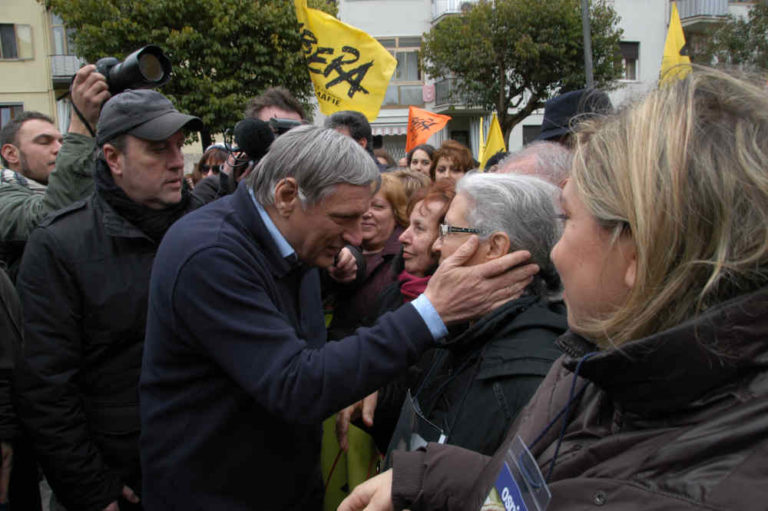 ‘Droga. Storie che ci riguardano’: il nuovo libro di Don Ciotti