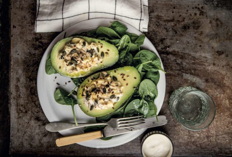 Avocado con uova strapazzate ai semi e panna acida