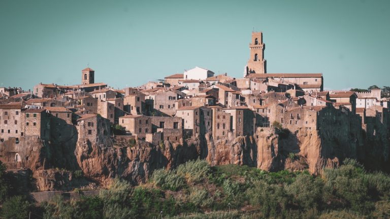 Pitigliano: il borgo solitario arroccato sul tufo di Maremma
