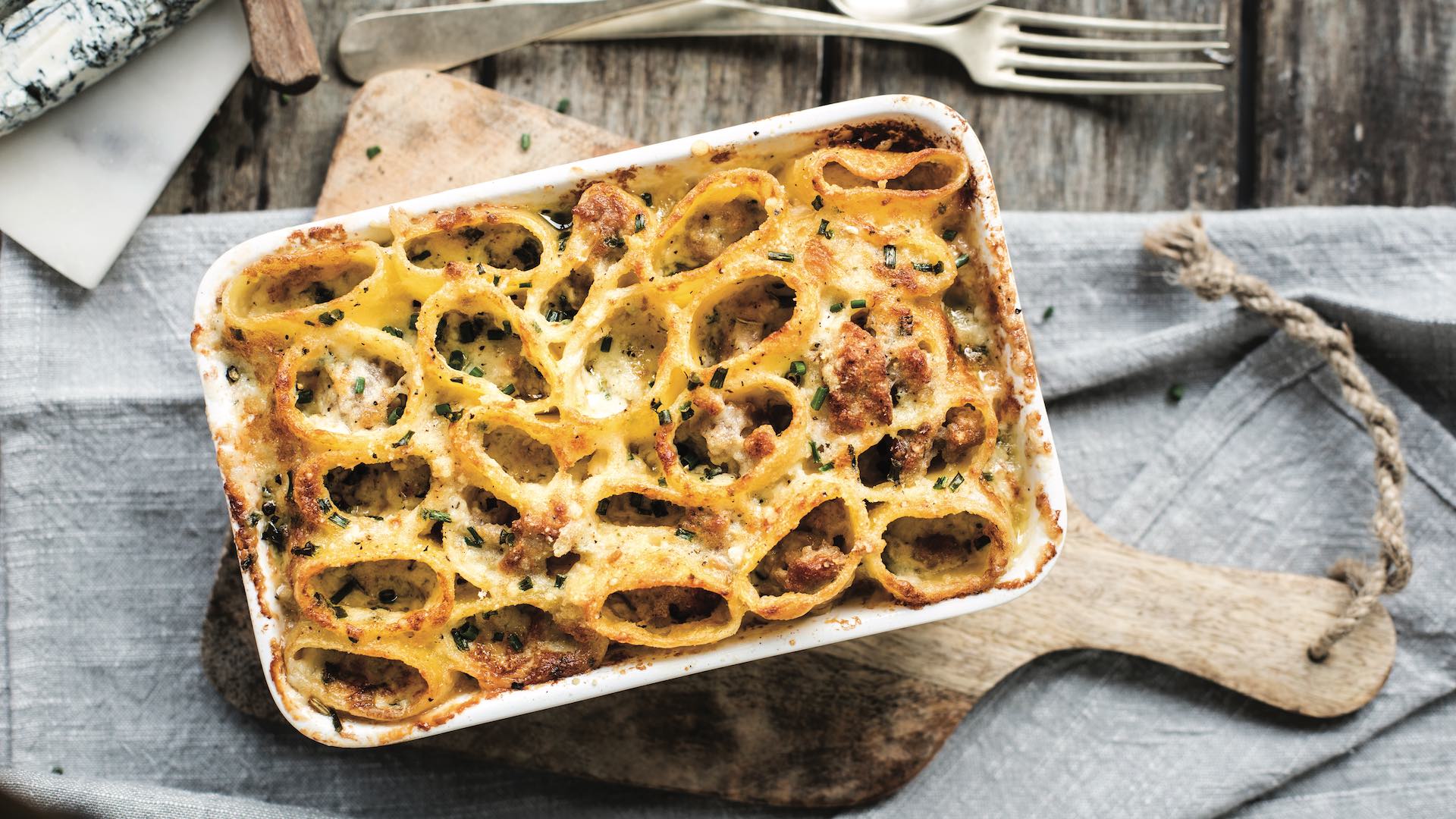 Paccheri al forno con formaggi e salsiccia - Informatore