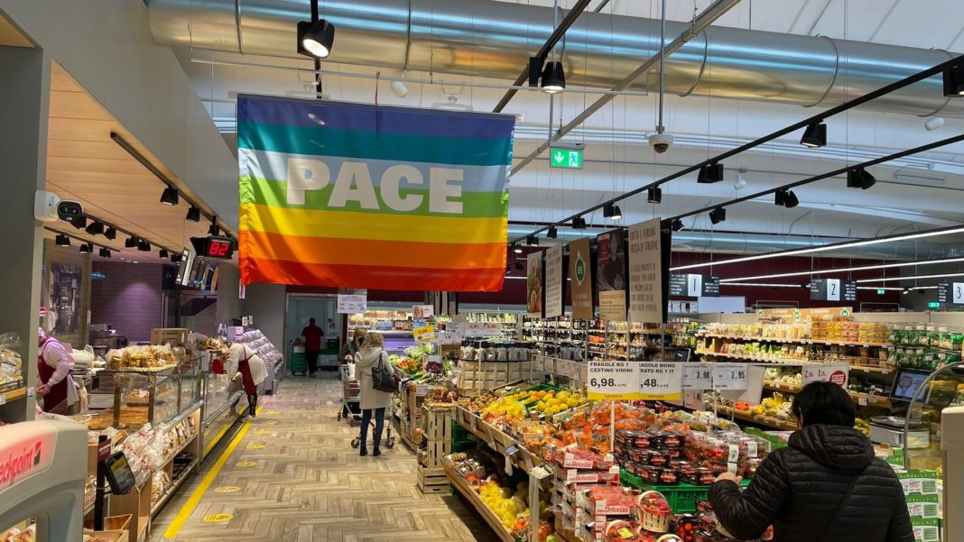 Coop per la pace: biandiere arcobaleno in tutti i punti vendita Coop.fi