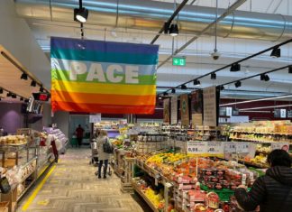 Bandiere della pace Coop per la pace: biandiere arcobaleno in tutti i punti vendita Coop.fi