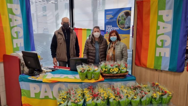 Successo di solidarietà per l’iniziativa “Una piantina per la pace” al Coop.fi di Colle di Val d’Elsa