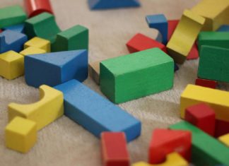 Laboratorio di giocattoli all’Aia della Casa di Zela a Caserana laboratorio di giocattoli