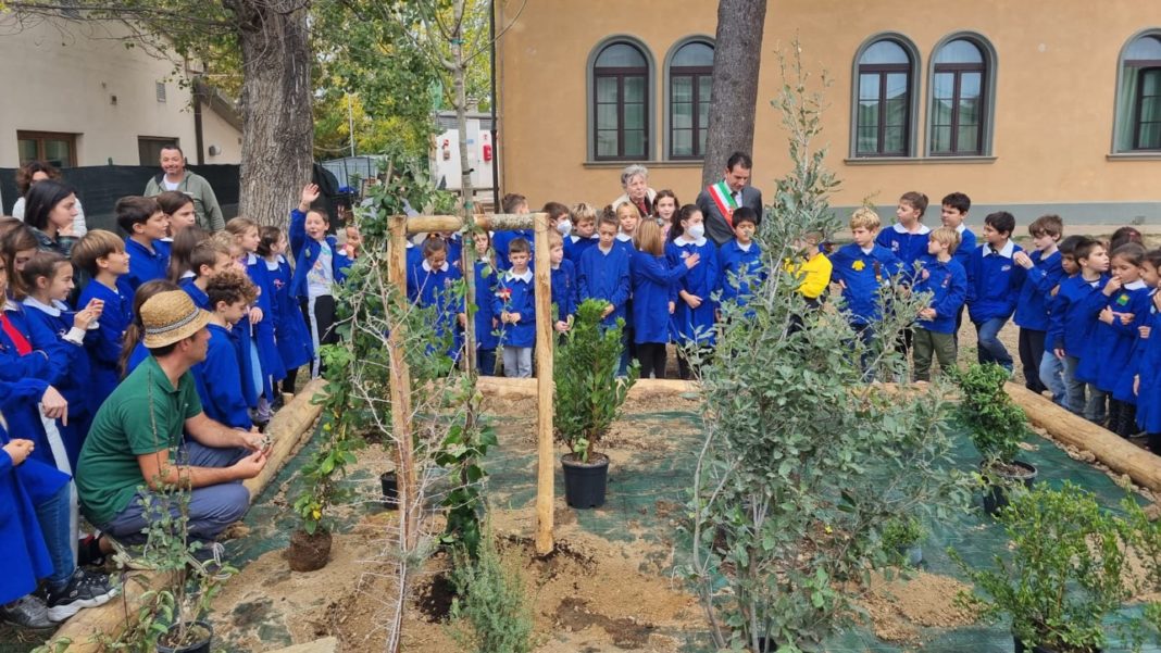 Al via alla scuola Rismondo di San Piero a Grado la piantagione del bosco didattico realizzato da Unicoop Firenze