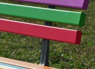 Una panchina arcobaleno al Coop.fi di Agliana panchina arcobaleno al Coop.fi di Agliana