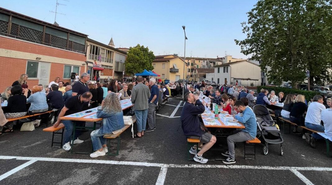 Cena in piazza a Rufina per l'Emilia Romagna