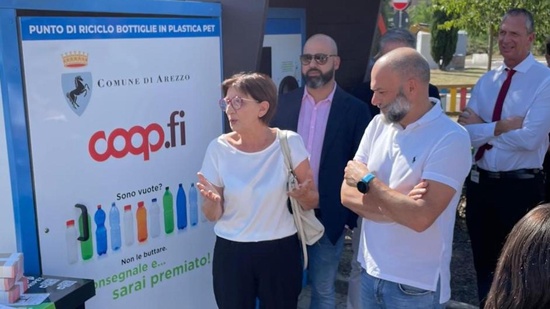 Al Coop Fi Di Arezzo La Raccolta Di Bottiglie Pet Installato Un Ecocompattatore Informatore