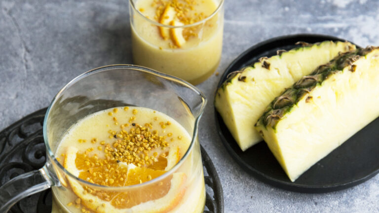 Smoothie di ananas, arancia e banana