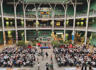 Oltre 500 persone nella piazza del Centro commerciale Novoli a sostegno della raccolta fondi per l’Archivio Storico Toscano della Resistenza e dell’Età contemporanea