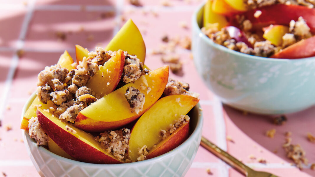 Insalata di pesche e crumble