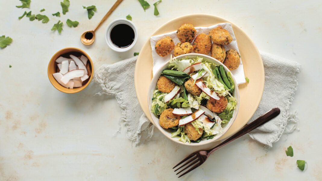 Insalata con cocco e polpette alle olive