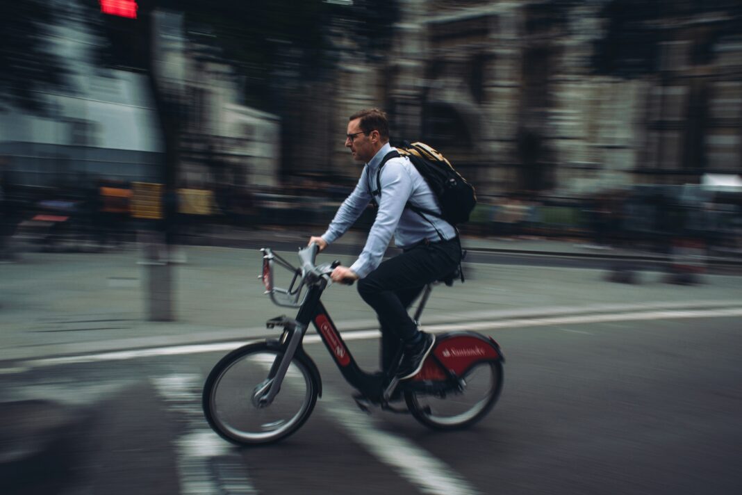 andare in bicicletta