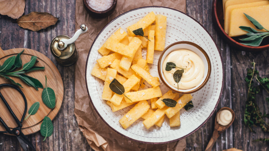 Chips di polenta fritta con maionese e salvia