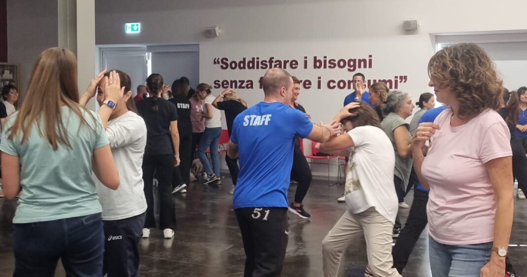 Momento del corso di autodifesa per donne nella sala soci Coop di viale Adua