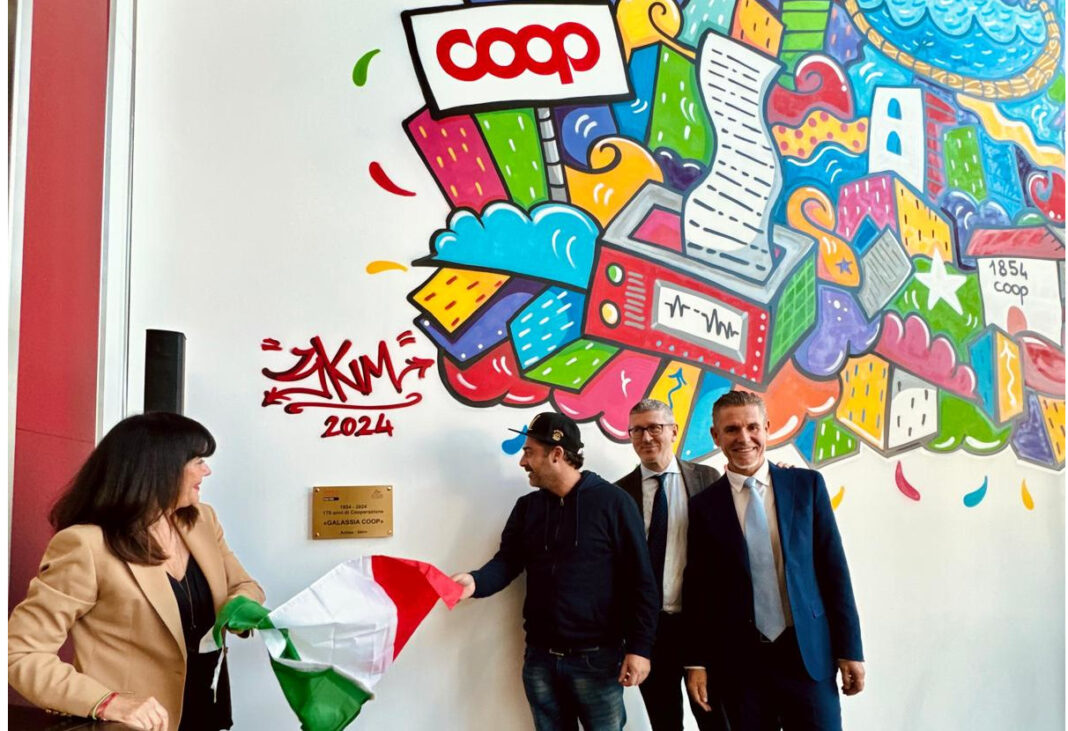 Murales di Skim sulla Cooperazione in Italia nella sede di Coop Italia a Prato