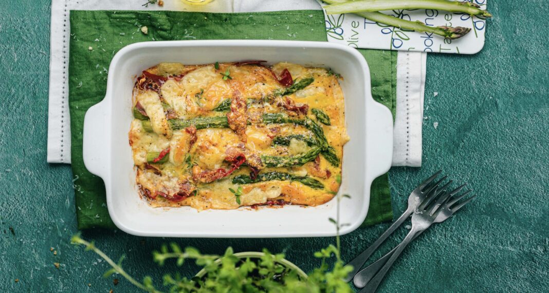 Asparagi al forno con prosciutto crudo e groviera