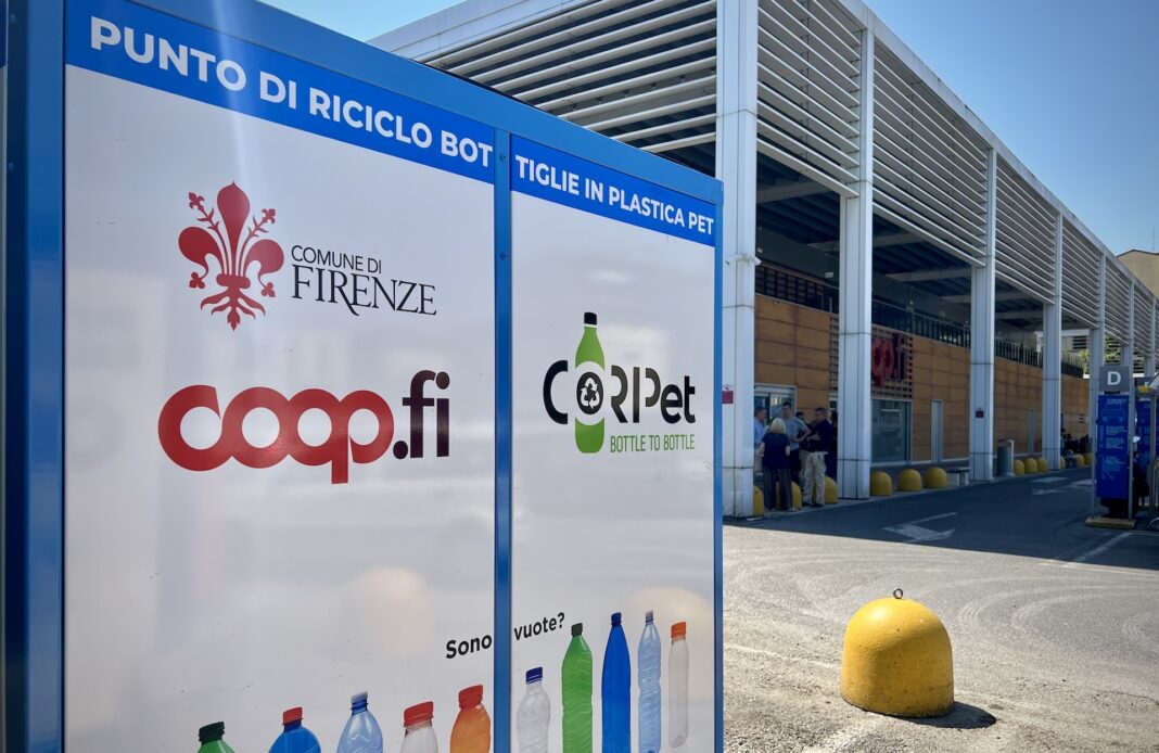 Oltre 55 milioni e 769 mila bottiglie in PET riciclate grazie ai 18 ecocompattatori installati nei parcheggi dei Coop.fi