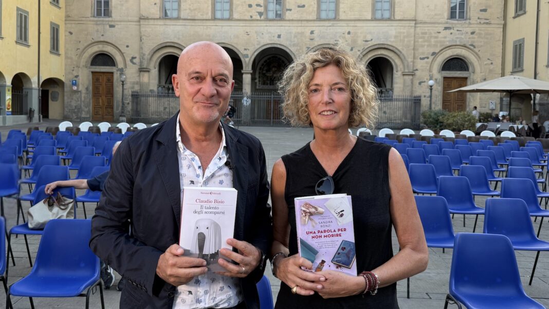 Da sinistra Claudio Bisio e Sandra Bonzi