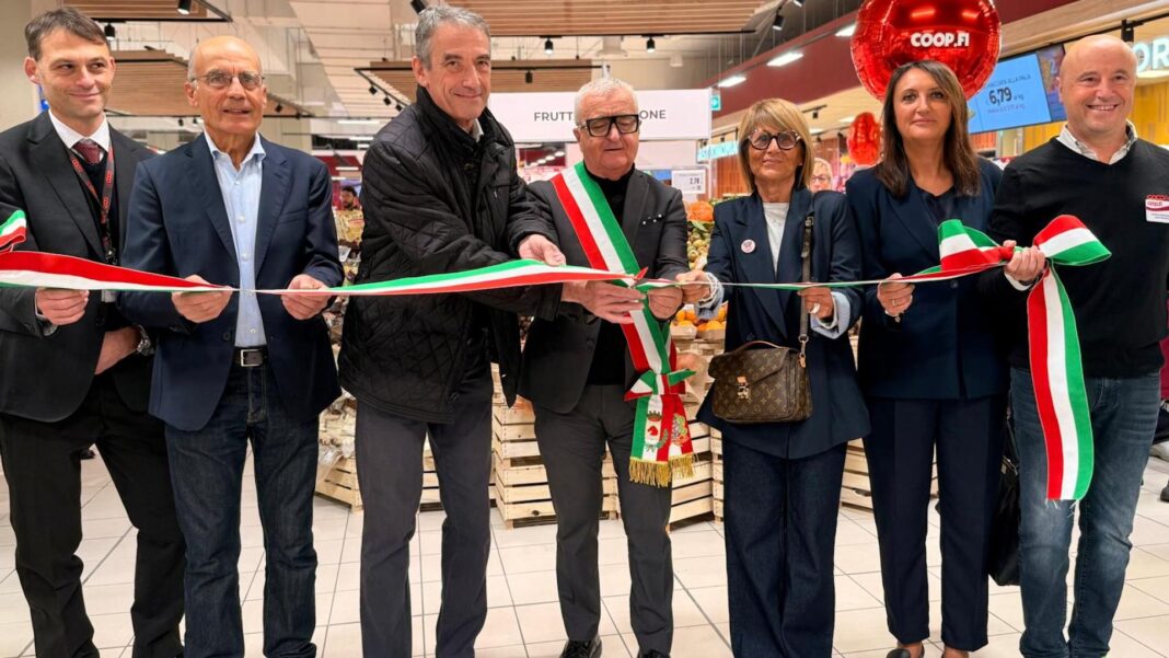 Taglio del nastro del nuovo Coop.fi di Colle di Val d'Elsa