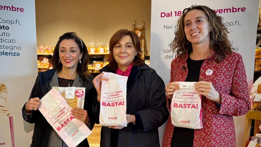Da sinistra Cristina Manetti, ideatrice del progetto La Toscana delle donne, Daniela Mori, presidente del Consiglio di Sorveglianza di Unicoop Firenze, Irene Mangani, vicepresidente Legacoop Toscana e presidente Fondazione Noi