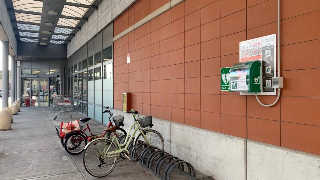 Un defibrillatore alla Coop di Pietrasanta