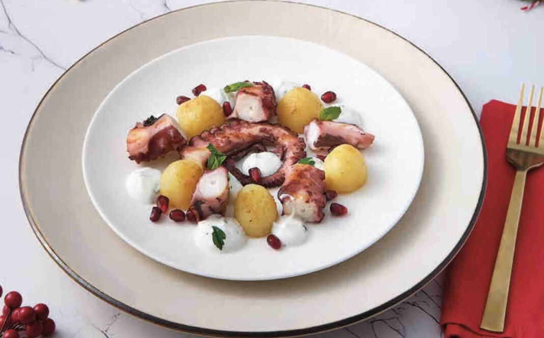 Insalata di polpo e patate con yogurt alle erbe e melagrana