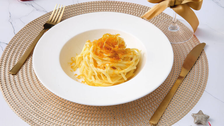 Tagliolini fatti a mano con burro, bottarga, limone candito e pepe bianco