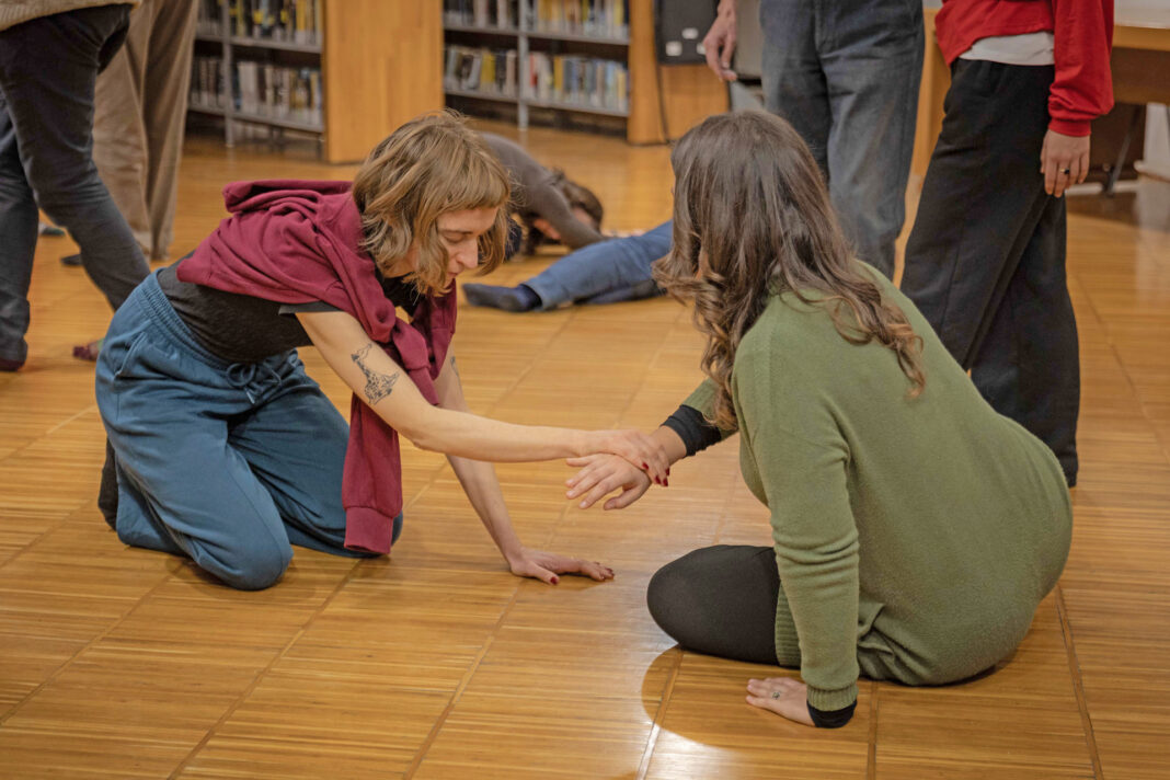 Guardare con le mani