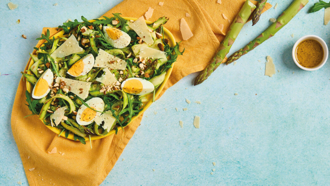 Insalata di rucola, asparagi e uova sode