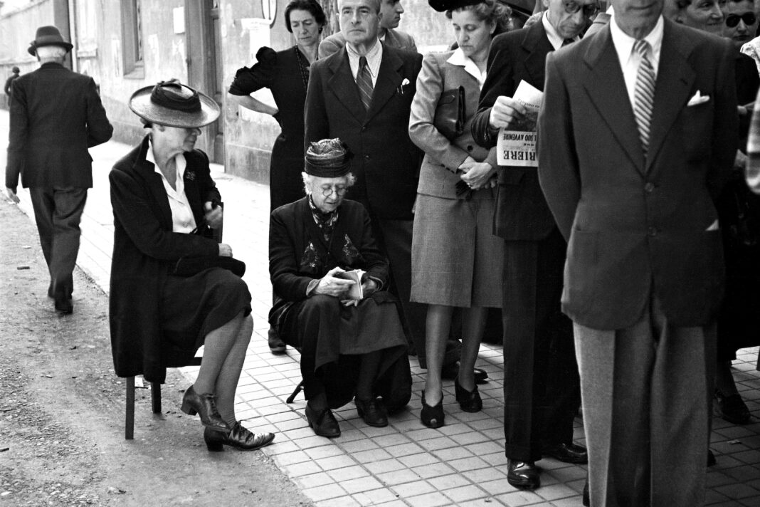 Foto Archivio Foto Locchi. Persone in fila per votare a Firenze