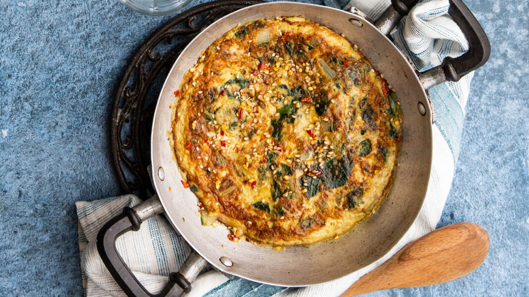 Frittata con foglie di bietola piccante e sesamo