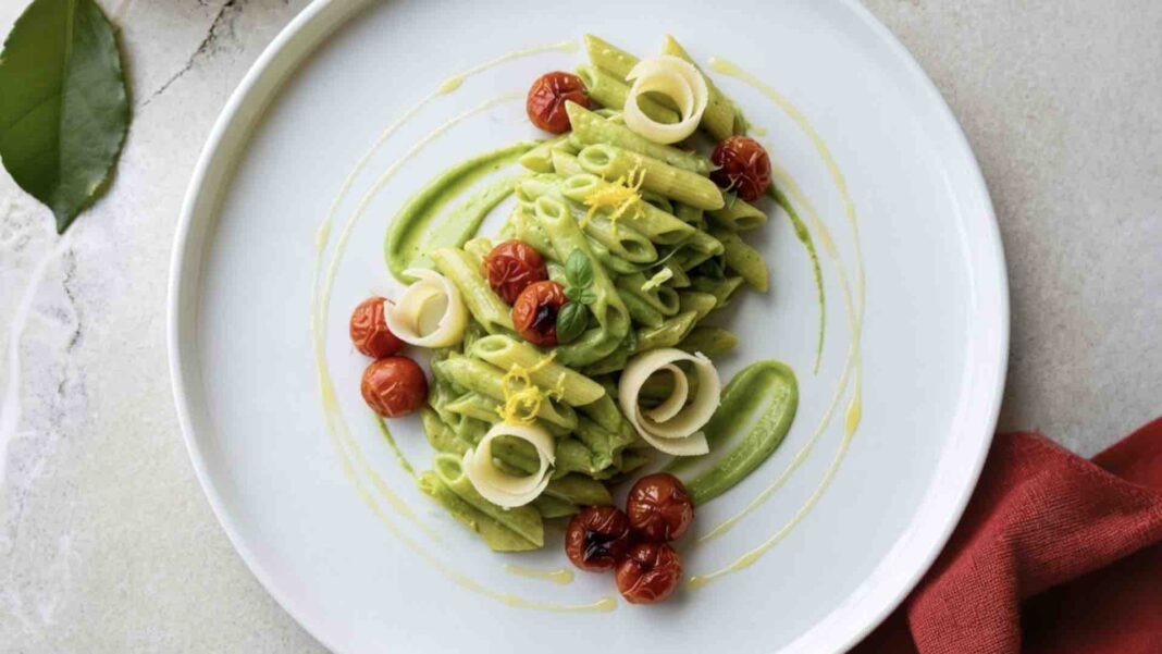 Penne con crema di avocado e pomodorini confit