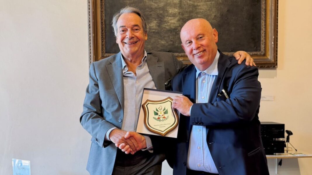 Da sinistra Claudio Vanni, responsabile relazioni esterne di Unicoop Firenze e Simone Bini, presidente della Fratellanza Militare Firenze